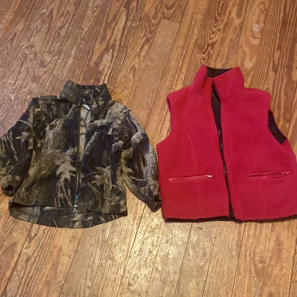 PEACE vest. Reversable.Cozywater repelant. Perfect over a hoodie or sweatshirt. - Picture 6 of 6